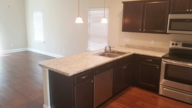 Building Photo - Spacious 3 Bedroom 2.5 Bath Townhome with ...