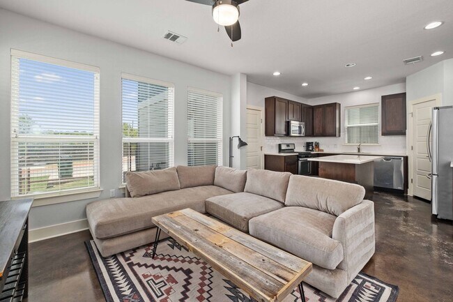 Foto del edificio - Modern condo, great location, fully Furnis...