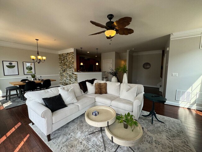 Foto del edificio - Stunning 3 Bed 2.5 Bath End Unit Townhome ...