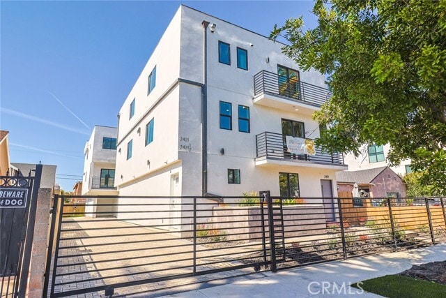 Building Photo - 2421 Carmona Ave