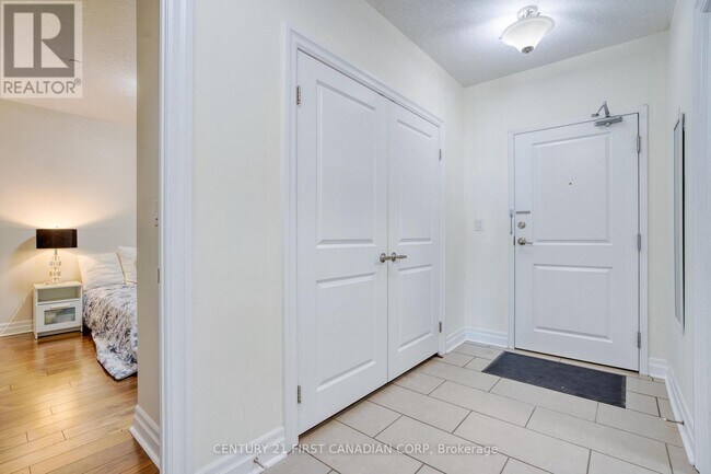 Photo du bâtiment - 240-240 Villagewalk Blvd