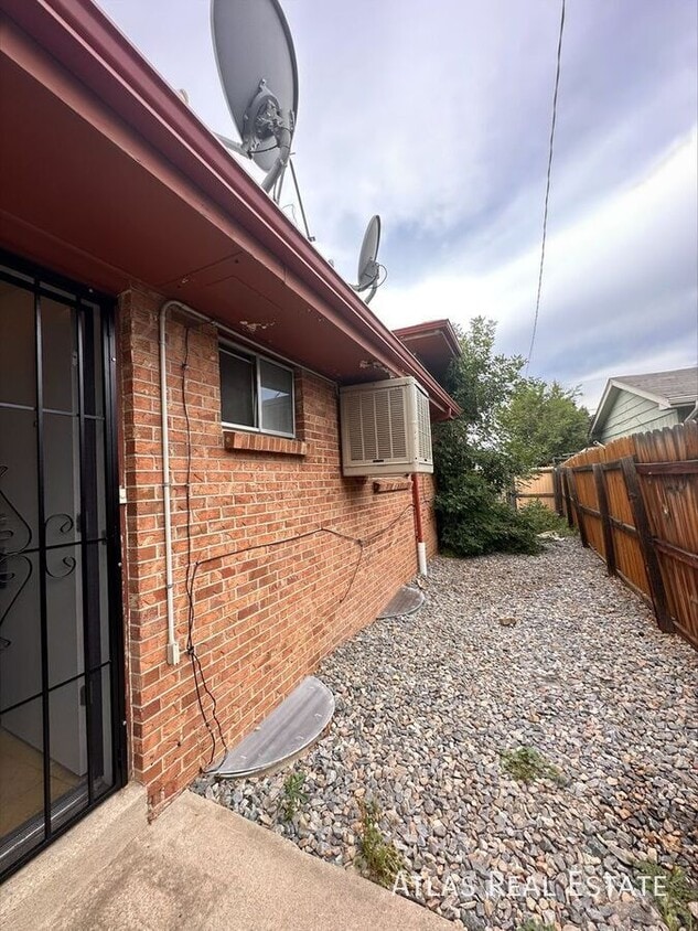 Primary Photo - 681 Fraser St