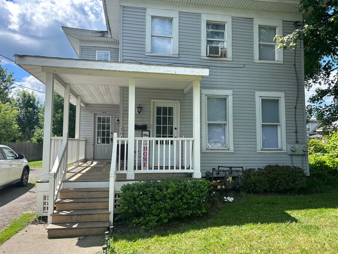 304 E Ellis St Unit Lower, East Syracuse, NY 13057 Apartments in East