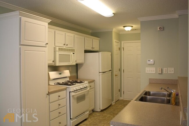 Foto del edificio - 41 Steeplechase Dr