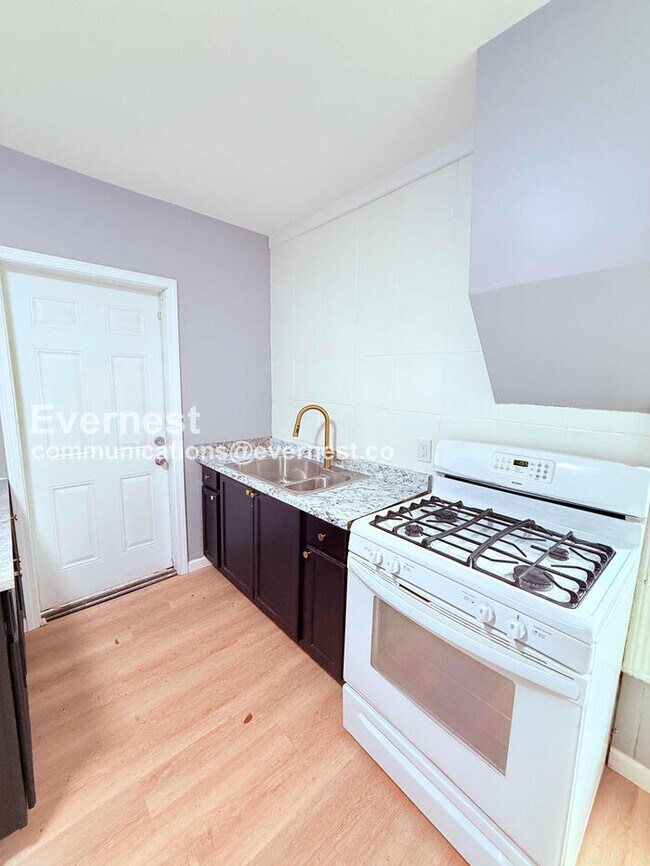 Building Photo - 3 Bed/1 Bath Home with Off-Street Parking / Pet-Friendly / Available Now!