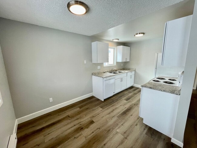 Building Photo - Beautifully Remodeled 2-Bedroom!