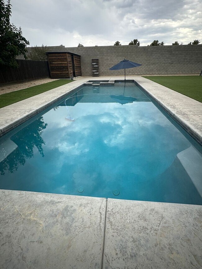 Building Photo - 4 bedroom 2 bathroom with a pool