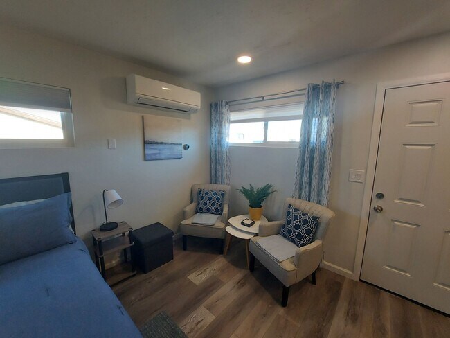 Building Photo - Adorable Studio ~ Fully Furnished and all utilities included!!