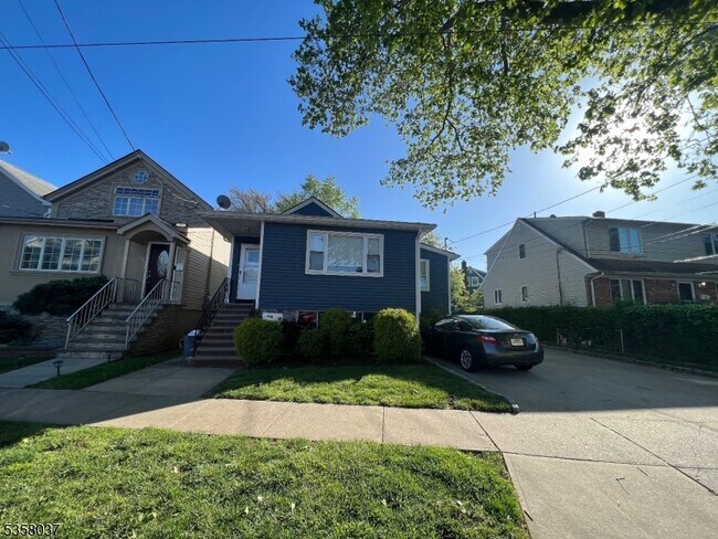Foto del edificio - 260 Maple Ave