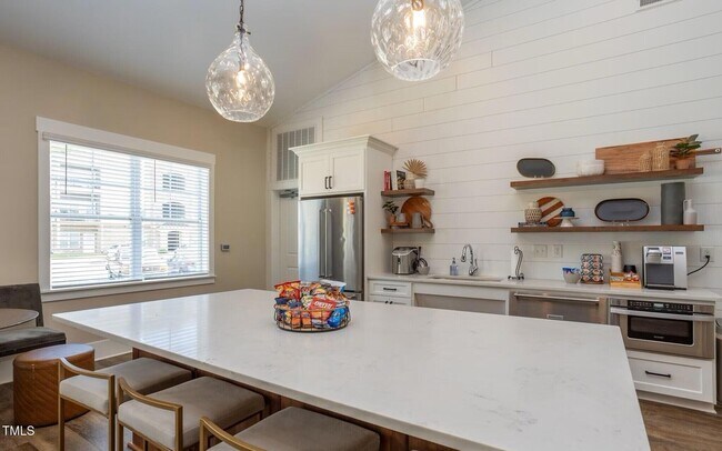 Foto del edificio - 170 Grove Cir