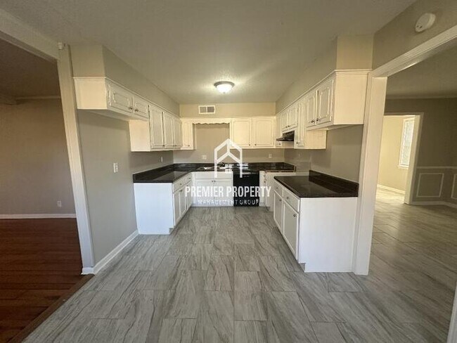 Building Photo - 5376 Heritage - $500 OFF FIRST MONTH'S RENT!