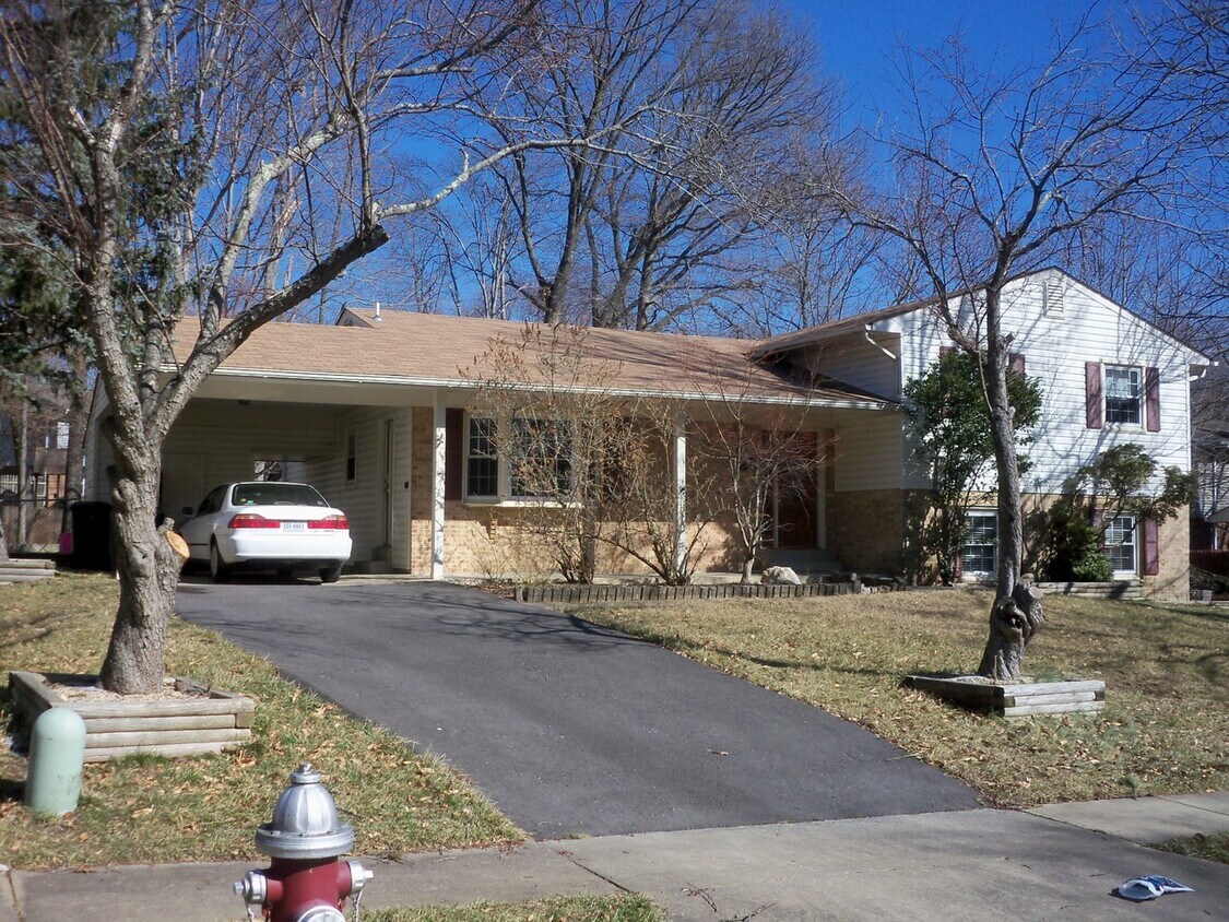 Foto principal - Fantastic Renovated split level in Fairfax