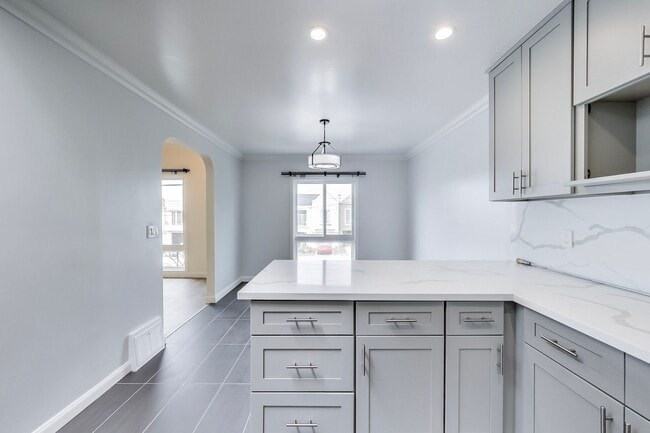 Building Photo - Recently Remodeled 3BR/3BA + Den Single Fa...
