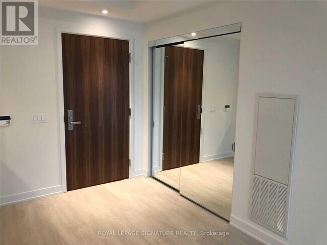 Photo du bâtiment - 15 Queens Quay E