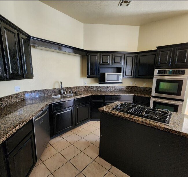 Building Photo - 5405 Coral Gables Dr