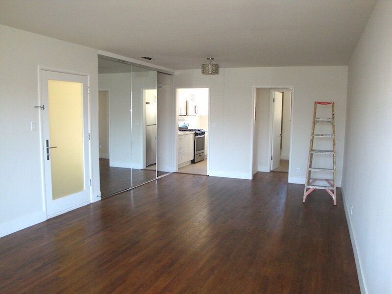 Primary Photo - 3130 S Barrington Ave