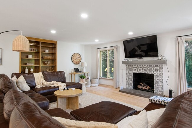 Building Photo - 5 Bed/4.5 Bath Undergrads OK Close to VT