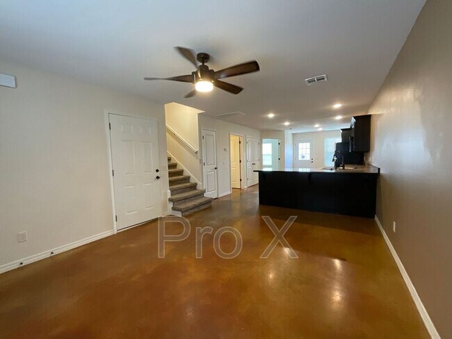 Foto del edificio - 408 Carson Way