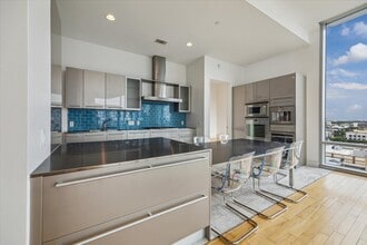 Building Photo - 2727 Kirby Dr