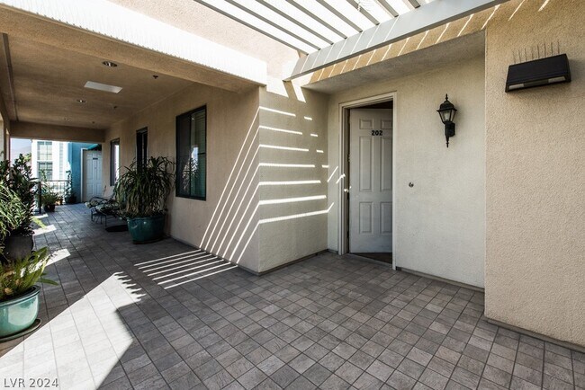 Foto del edificio - 7575 Norman Rockwell Ln