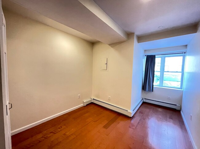 Building Photo - 3062 Roberts Ave
