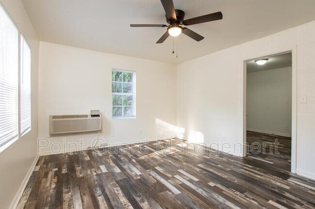 Foto del edificio - 848-850 S Crestway St