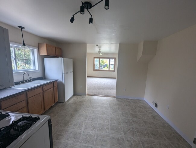 Building Photo - 96 Cass Ave