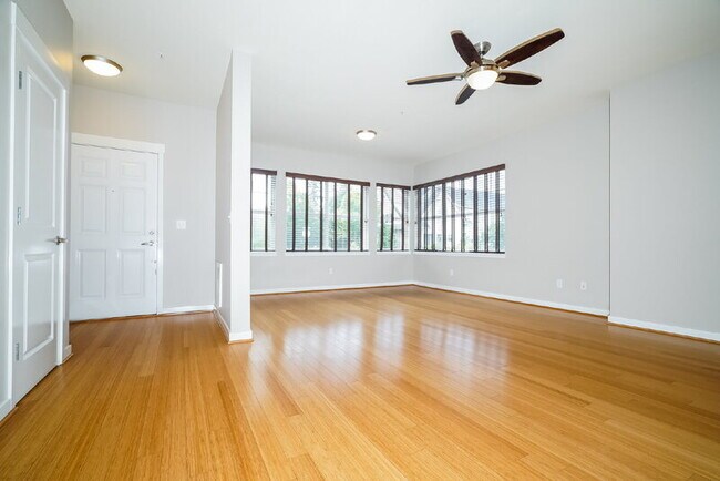 Foto del edificio - 2400 NE Park Dr