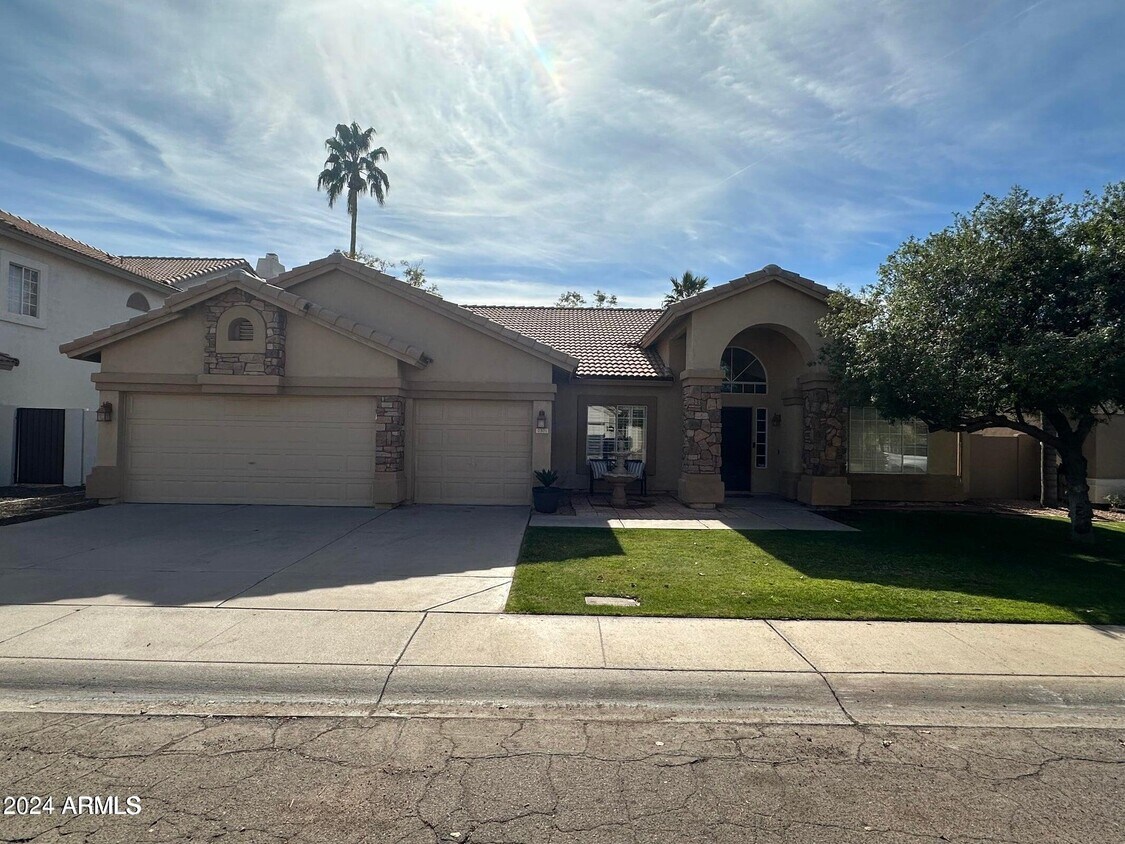Primary Photo - 2301 E Beachcomber Dr