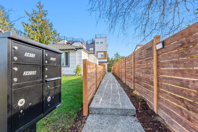 Foto del edificio - Newly Built Air-Conditioned Luxury Townhome in Highly Desired Admiral