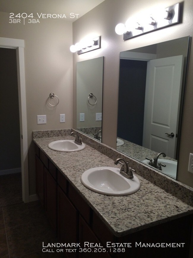 Building Photo - 3 Bedroom, 2.5 Bath Duplex!