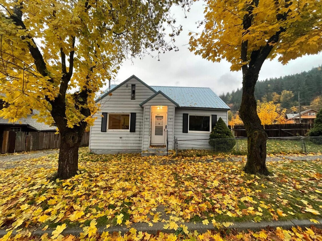 Primary Photo - Cute, Centrally located House