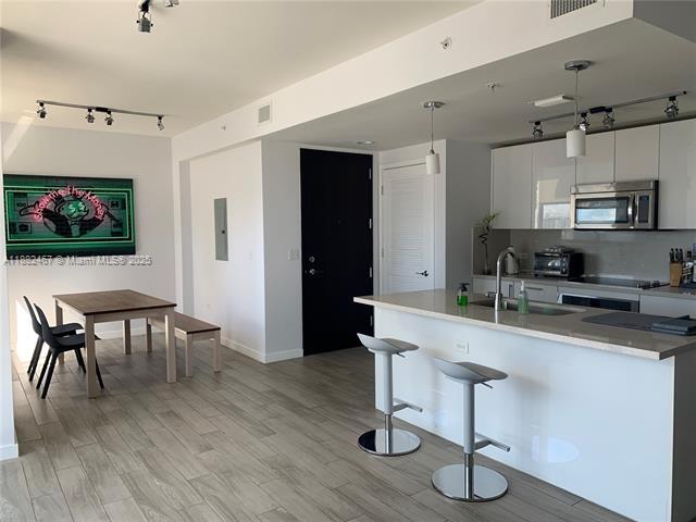 Building Photo - 999 SW 1st Ave