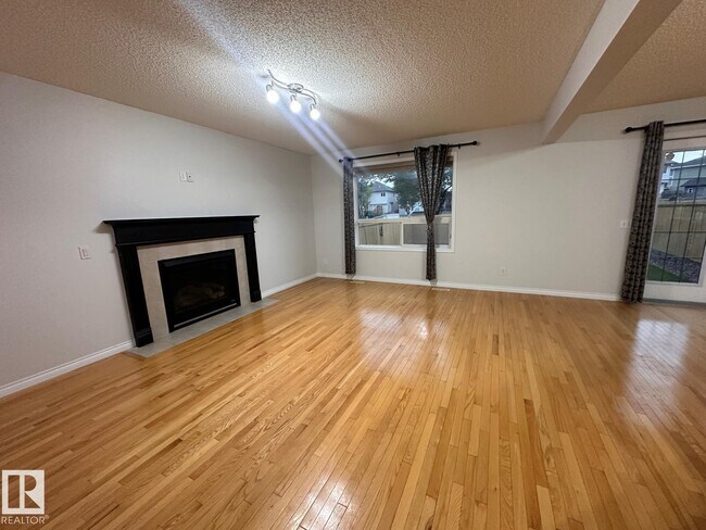 Photo du bâtiment - 1569-137A 37a Ave NW