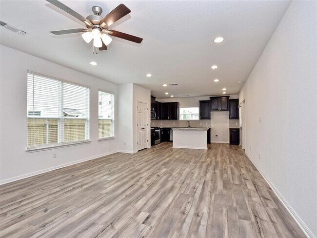 Foto del edificio - 3200 College Park Dr