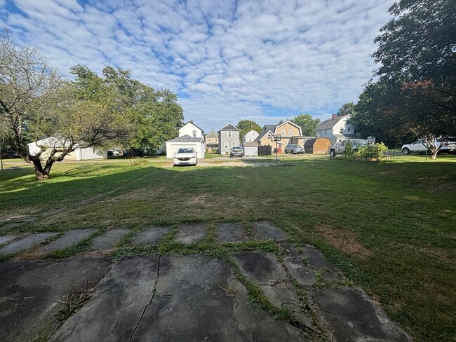 Building Photo - Massive Three Bedroom Home in Grove City