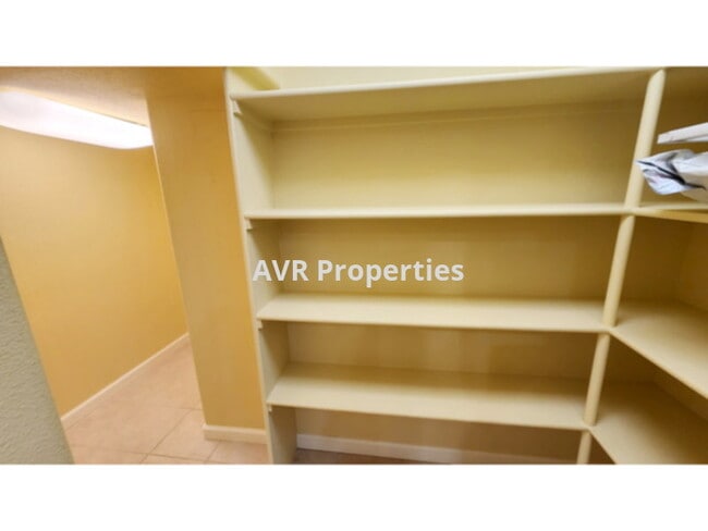 Foto del edificio - Luxurious two story, four bedroom, three b...