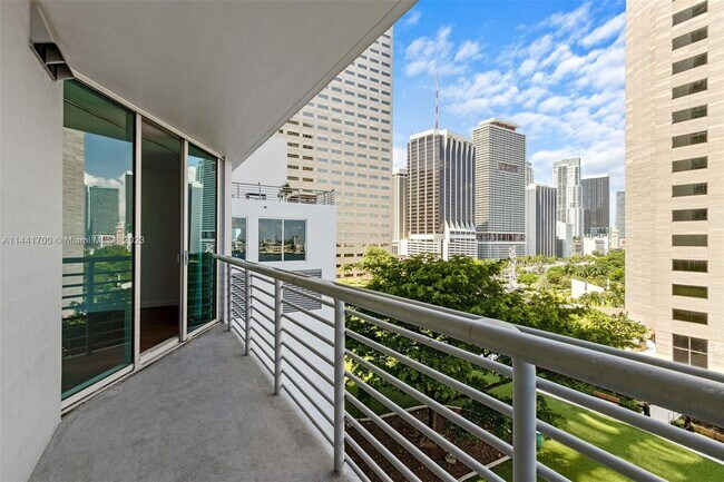Foto del edificio - 335 S Biscayne Blvd