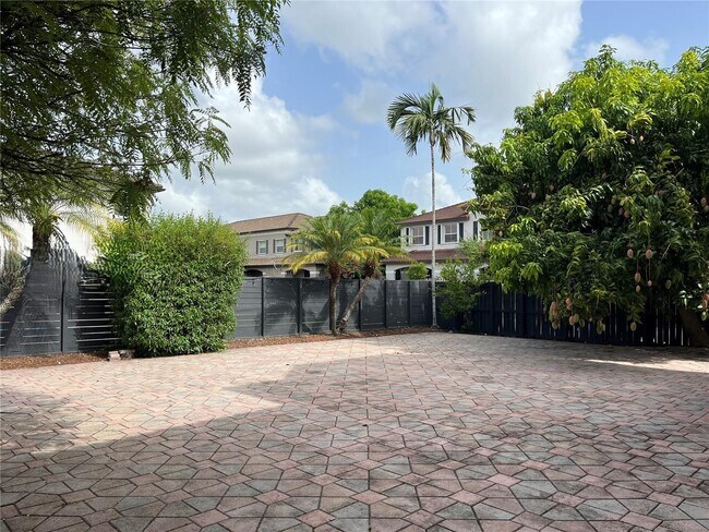 Building Photo - 9140 SW 153rd Ave