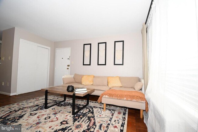 Foto del edificio - 10313 Montrose Ave