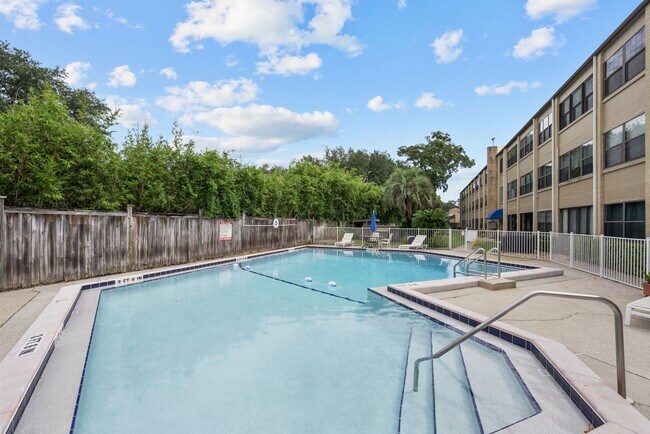 Building Photo - Newly Renovated 2BD/1.5 Bath Condo at Rege...