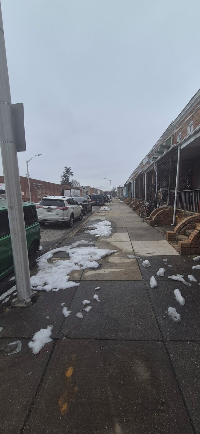 Building Photo - 627 S Pulaski St