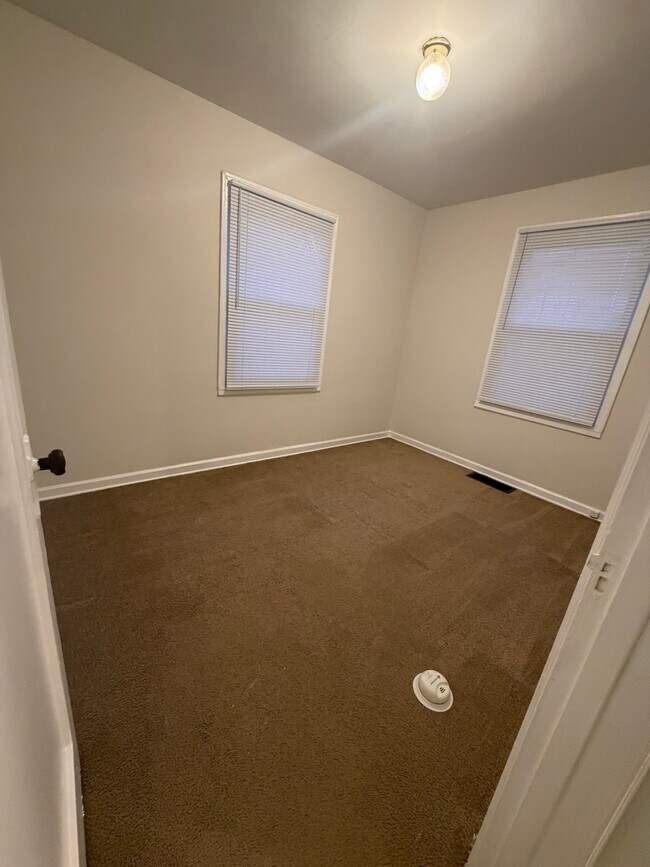 Foto del edificio - 301 E 4th St