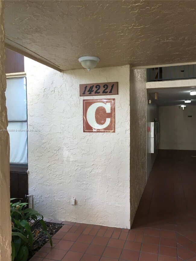 Foto del edificio - 14221 N Kendall Dr