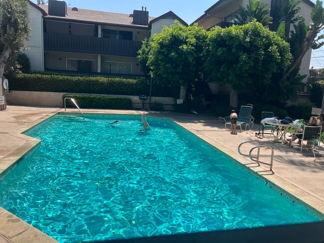 Foto del edificio - 15070 Victory Blvd