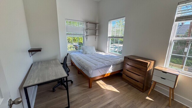 Building Photo - 4 Bed / 2 Bath University Area Apartment