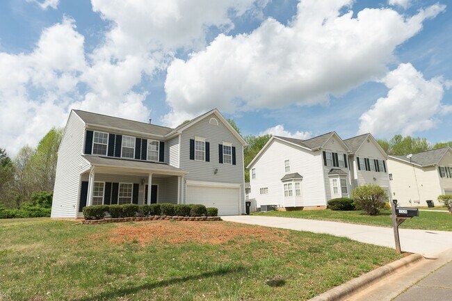 Foto del edificio - Spacious beautiful 4 bedroom 2.5 bath home  In Greensboro with an office/upstairs loft/ sunroom/ ...