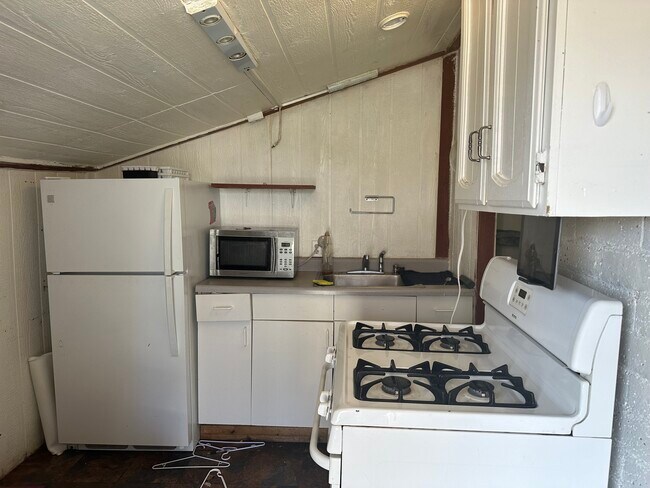 Foto del edificio - 131 Crowley Lake Dr