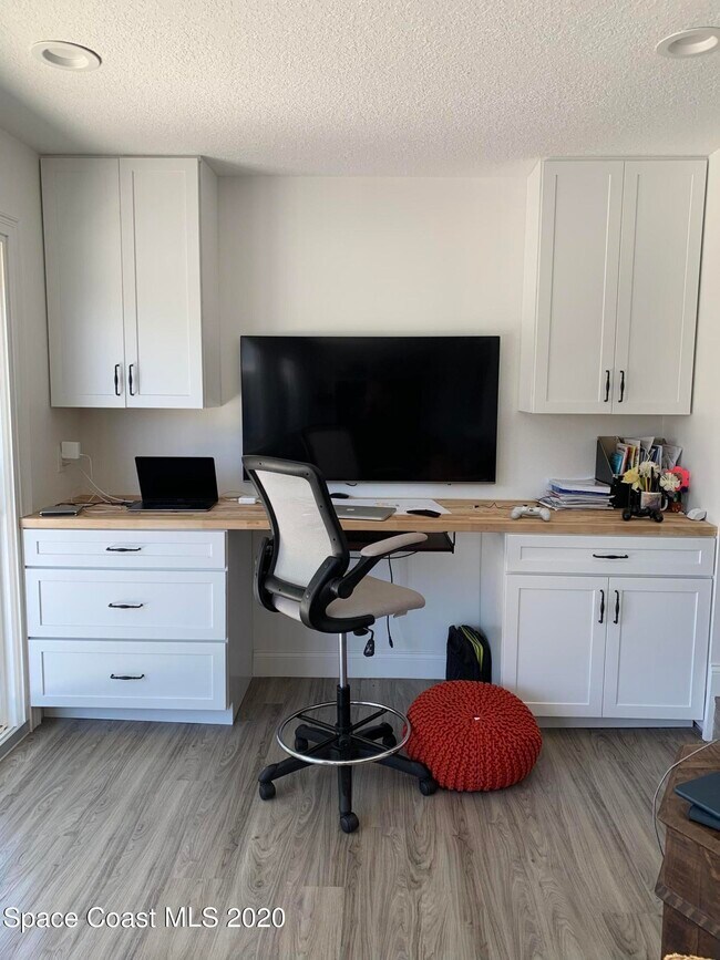 Foto del edificio - 120 Maple Dr