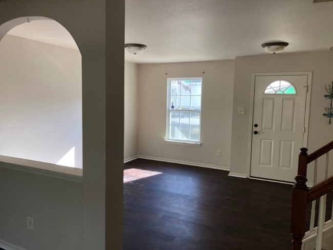 Building Photo - 557 Lakeside Valley Dr